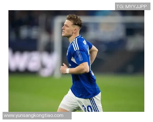 沙尔克04遭遇主场惨败，降级危机潜伏四伏